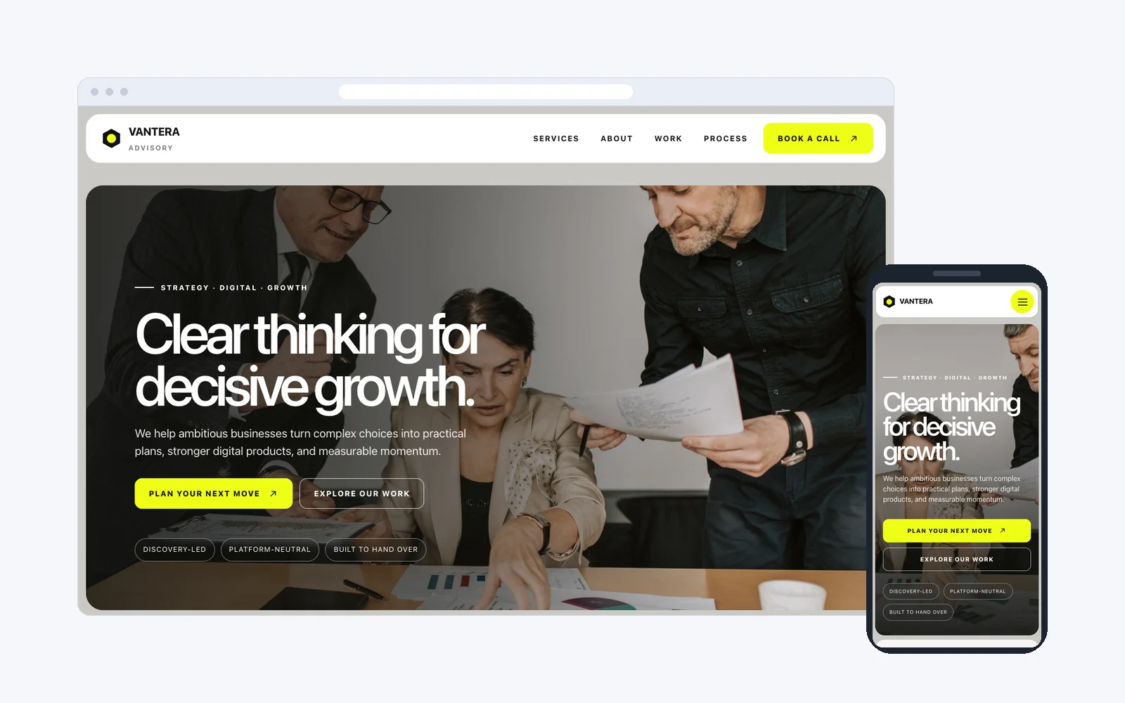 Перший екран сайту Vantera Advisory: команда обговорює документи та заголовок «Clear thinking for decisive growth»